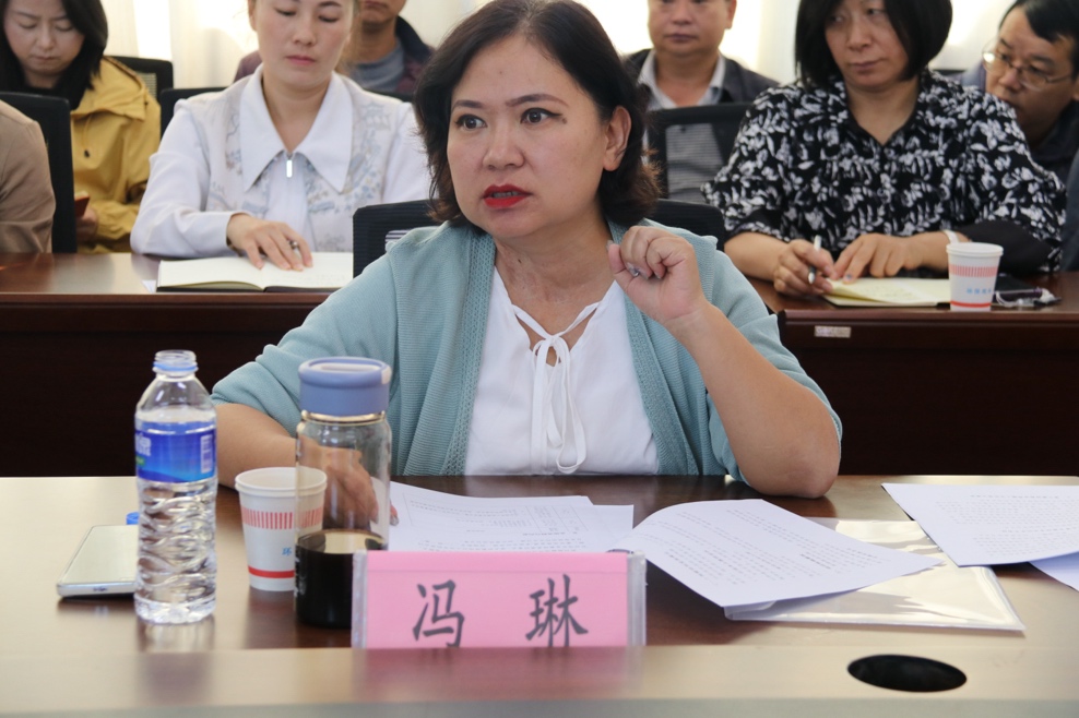 一群人坐在桌子前AI 生成的内容可能不正确。