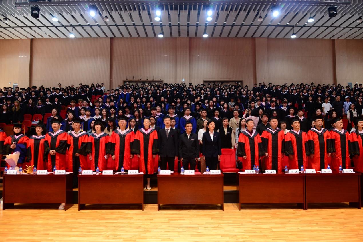 礼堂里有许多人AI 生成的内容可能不正确。