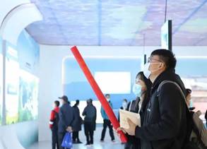 人们站在一起中度可信度描述已自动生成