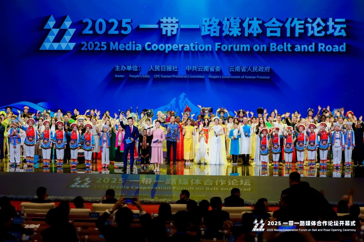 图片包含 人, 室内, 瓶子, 桌子AI 生成的内容可能不正确。