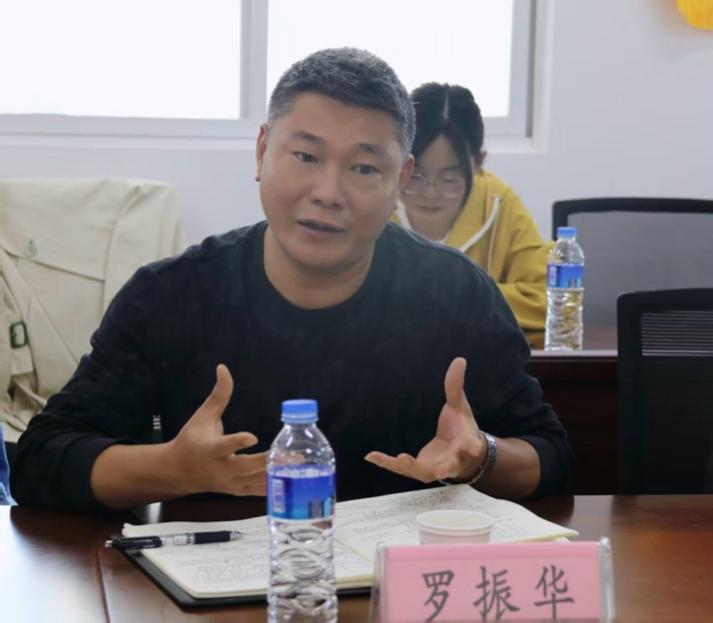 男人和女人在桌子前喝饮料AI 生成的内容可能不正确。