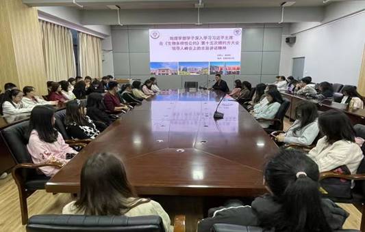 会议室里的人们描述已自动生成